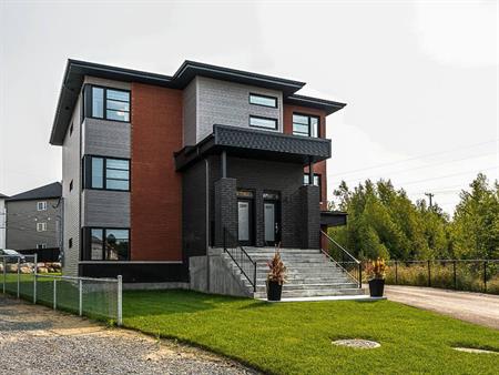 Appartement 5 1/2 HAUT DE GAMME avec garage chauffé et éclairé ainsi que, 2 stationnements extérieurs