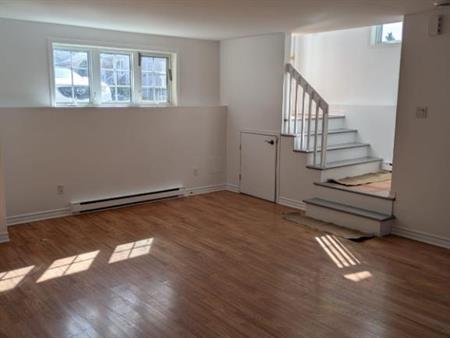 Grand 5 1/2, trés ensoleillé à Mcmasterville