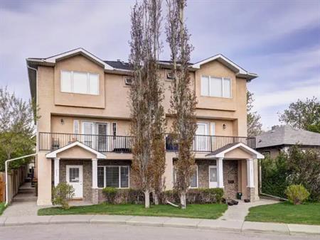 Large, Sunny 2.5 bdrm/2.5 bath  Inner City Townhome available -Jan 1 /mid-Dec | 2 - 2023 24 Street Southwest, Calgary