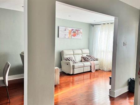 Grand 51/2 rez de chaussée avec stationnement