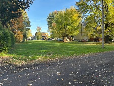 Terrain 35$ pied. 10120p/c avec services