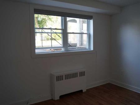 GRAND 4 1/2 A LOUER DANS LE QUARTIER MONTCALM (coin Monk et Chemin Sainte-Foy).