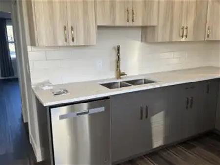 RENOVATED 2 BEDROOM 1 BATH HILLHURST APARTMENT – AVAILABLE IMMEDIATELY! | 4 - 2209 Westmount Road Northwest, Calgary