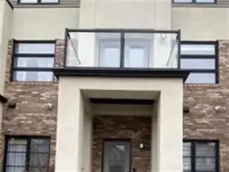 Luxurious & Convenient: 2BR Townhouse in Aspen Hills - Perfect for Home & Work! | Calgary