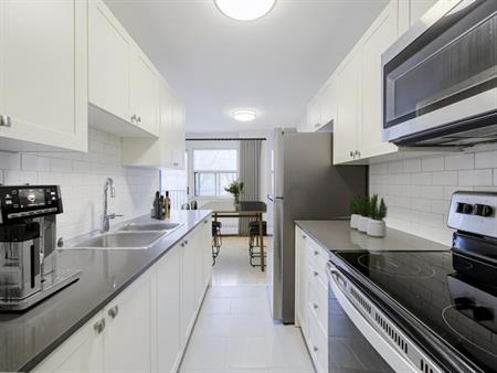 Landmark Apartments | 2493 Lakeshore Boulevard West, Toronto