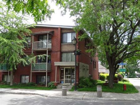 1 1/2 rénové à Dorval près des services