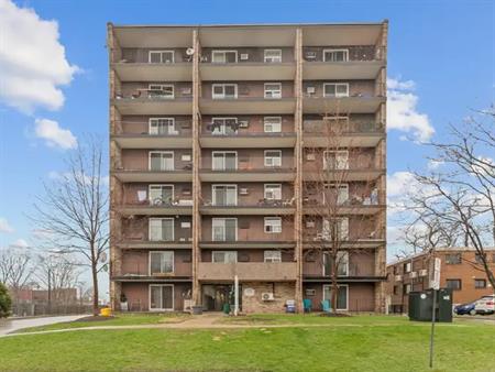 Sandilands Tower Apartments | 3160 Peter St., Windsor