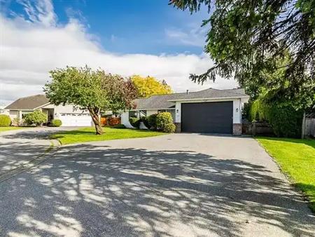 Bright  and updated open plan rancher on 59 Avenue | 19224 59 Avenue, Surrey