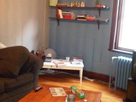 PRES DU METRO SNOWDON 2 CHAMBRES FERMEES- RENOVE