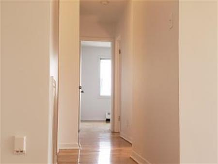 5 1/2 Rénove Chauffage/Eau Chaud/Entrée Laveuse/Sécheuse