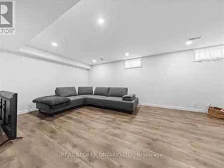 504 BROADLEAF STREET | 504 BROADLEAF STREET, Ottawa