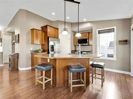 Bright 2 Bedroom Upper Level House Available Dec 1st | Calgary