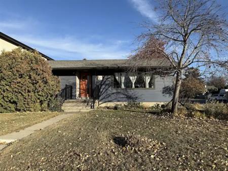 Cozy Bungalow near downtown/Confederation Park/transit | Calgary