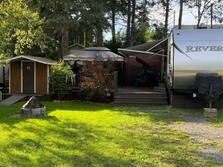 TERRAIN 47 ( CAMPING LA ROCHE DʼOR )