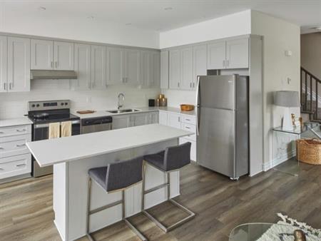 Hennessy Court | 401 Ralph Hennessy Avenue, Ottawa