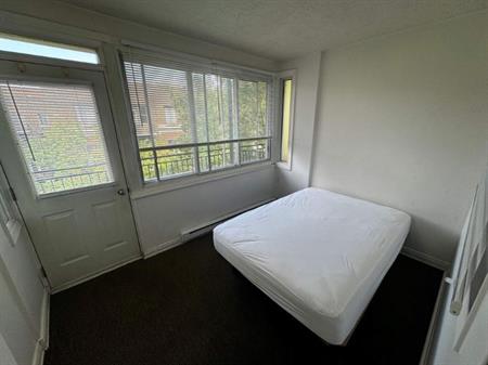 GHETTO MCGILL- 3 ½ RÉNOVÉ & MEUBLÉ – 1 CHAMBRE FERMÉE