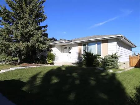 3 bed main floor Huntington - 2 car garage | Calgary