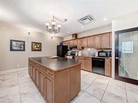 Renaissance 2B2B/ Near downtown /24hr Concierge /Indoor Access North Hill Mall | 105 - 1726 14 Avenue Northwest, Calgary