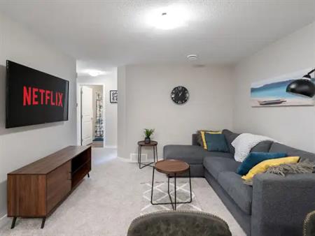 Liz's Cozy 2 Bedroom Basement Suite | Calgary