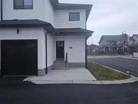 Beautiful Kinglet 3 Bedroom Main Floor Townhome for rent. | 130 Hawks Ridge Boulevard Northwest, Edmonton
