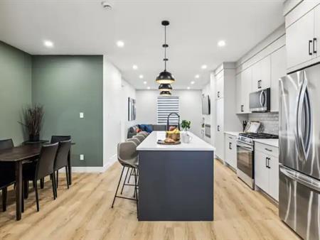 Executive Furnished Townhome, Free Parking, Immediate Move-In | 4101 42 Street Southwest, Calgary