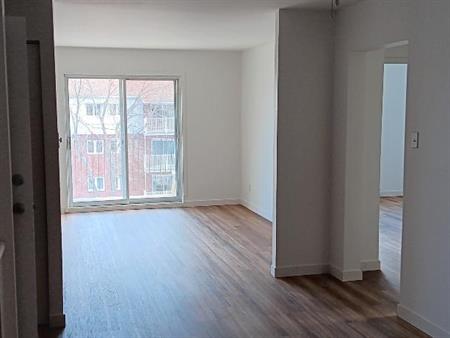 41/2, 51/2 Québec**Charlesbourg**Ascenseur**Béton**Rénové**Non fumeur**Libre décembre et janvier** à partir de 1060$/mois