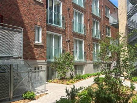 STUDIO RENOVE AVEC VUE IMPRENNABLE SUR UN JARDIN PRIVÉ