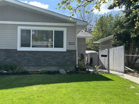Bright 1/2 duplex upper unit in desirable Rosemont | 1223A Rosehill Drive Northwest, Calgary