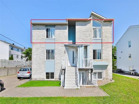 Grand 4 ½ de style condo entièrement rénové – Dernier étage d’un triplex à Sainte-Thérèse !