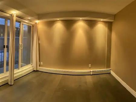 Pet-Friendly Designer Condo Sunnyside- 7 mins to Downtown | Calgary