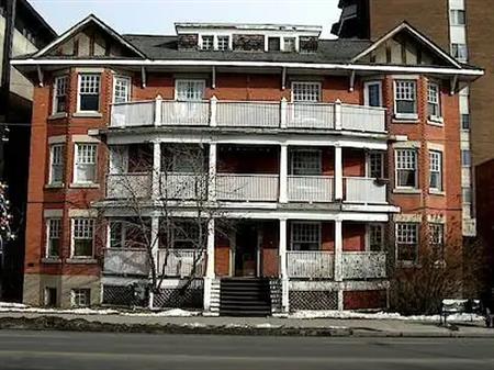 Bright, Trendy 2-Bedroom Suite in Heritage Building in Beltline | Calgary