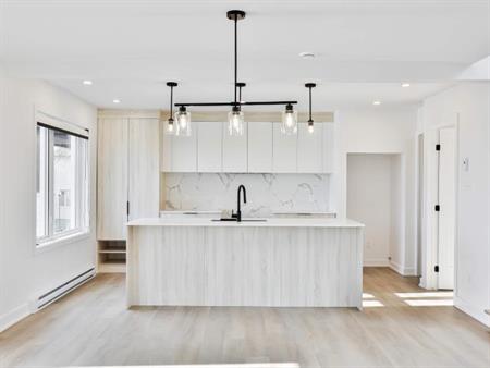 3 CH - 2 SDB - Sainte-Agathe-des-Monts - $2,175 /mo