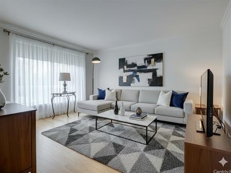 5 1/2 avec jardin privé et 3 stationnements