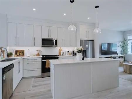 Inner City Extensively Renovated 3-bedroom Main floor Unit with Fenced Back Yard | 7406 - 7406 Hunterfield Road Northwest, Ca