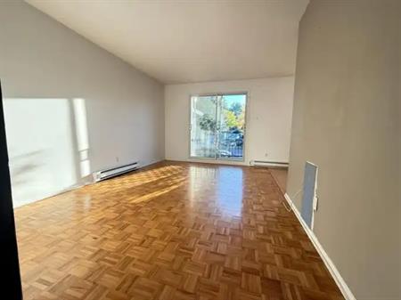 655 Boul. Laval | 655 Boulevard Laval, Laval