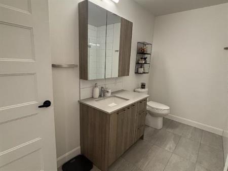 ✨ 3 ½ moderne, dernier étage, très lumineux – Wi-Fi & stationnement intérieur inclus !