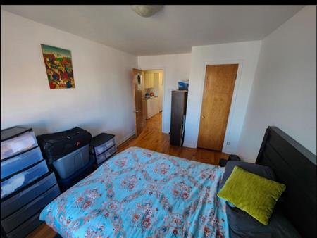 4 et Demi à louer pour le premier janvier ou avant.