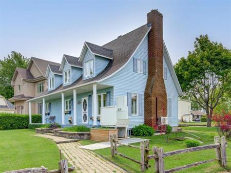 Maison riveraine 4 ch • 2 sdb + salle d'eau • Disponible 1er janv • 2 998 $/mois