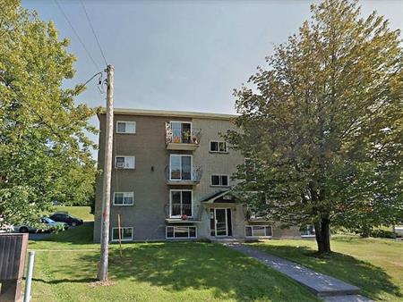 4½ à 995$ par mois (eau chaude et chauffage inclus)