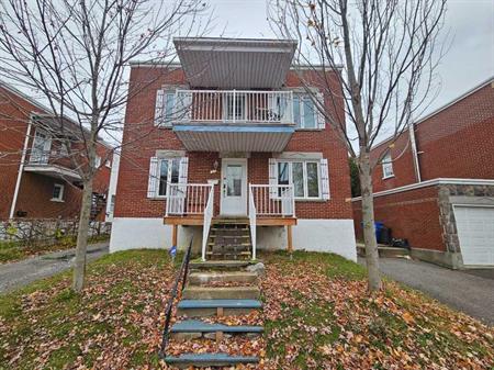 5 1/2 lumineux, chauffé, 1 stationnement déneigé, libre