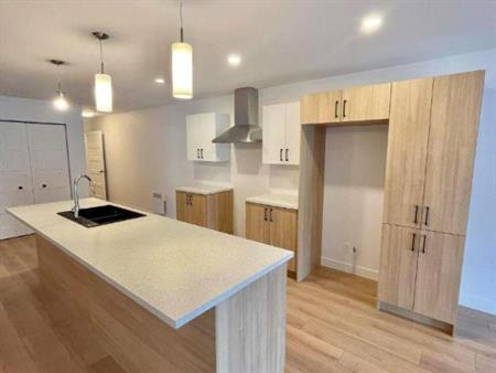 3 CH - 2 SDB - Waterloo - $1,600 /mo