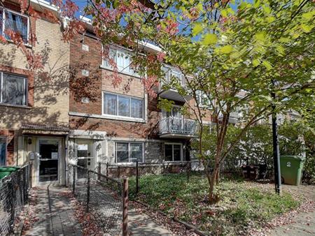 BEAU 4 1/2 AVEC ELECTROS, COUR ARRIÈRE ET STATIONNEMENT