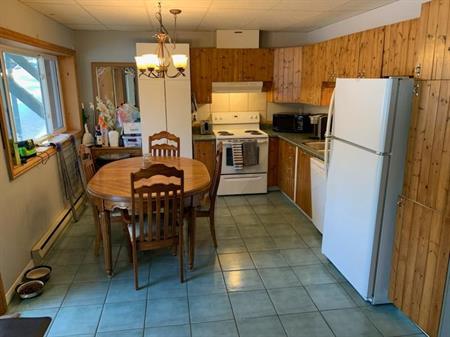 5 1/2 foyer tout inclus (wifi et hydro) terrain bordé d'un étang