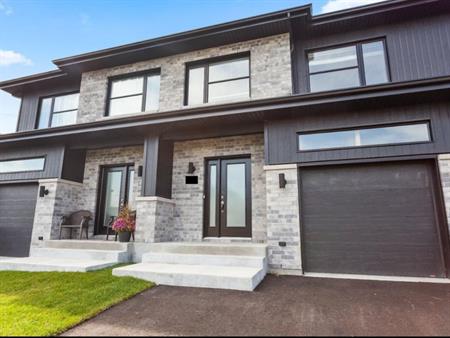 Maison de ville moderne à louer (construite en 2020)/Mondern Townhouse for rent (2020 Bulit)