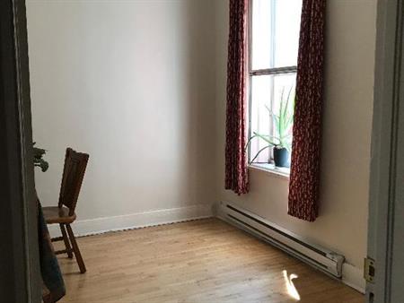 Belle chambre ensoleillée à louer au coeur de Verdun – 10 novembre 2025