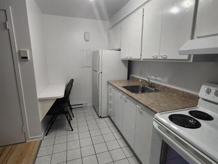 3 1/2 SEMI-MEUBLÉ 1er DÉCEMBRE