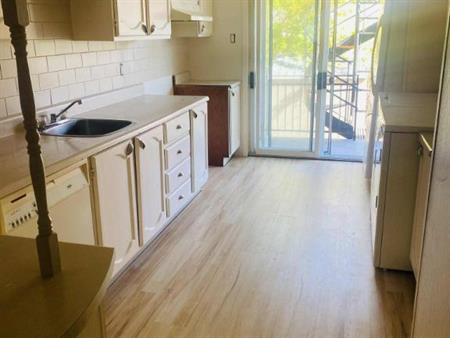 4 1/2 à louer à Lachine, libre immédiatement, proche du canal Lachine et du parc Lasalle. ( 1 place de stationnement privée )