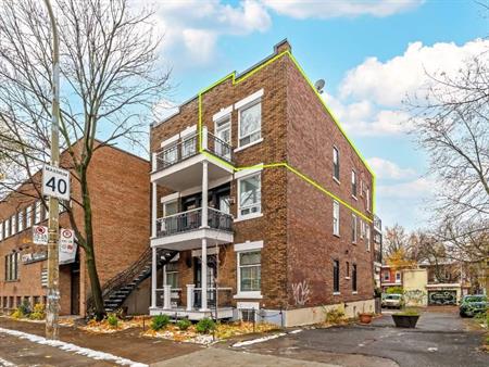 Plateau, petit 4 1/2 de 2 chambres, 1395$ - près de l'avenue Mont-Royal, disponible, coin d'immeuble et dernier étage