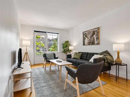 PLATEAU MONT-ROYAL, 7 1/2 avec 3 chambres fermées et 2 salles de bain. Entièrement MEUBLÉ et ÉQUIPÉ à neuf! À 2 pas du Métro 