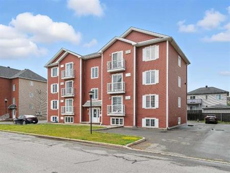 TRÈS GRAND APPARTEMENT 5 1/2 DE +- 1365 PI.CA AVEC THERMOPOMPE À LOUER À SAINT-RÉMI DÈS NOVEMBRE!